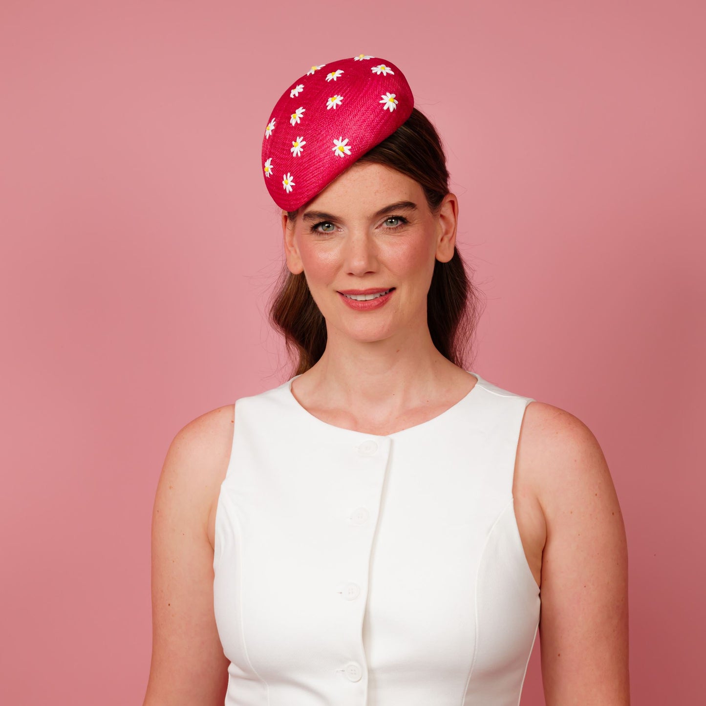 Auora beret in pink with embroidered daisy