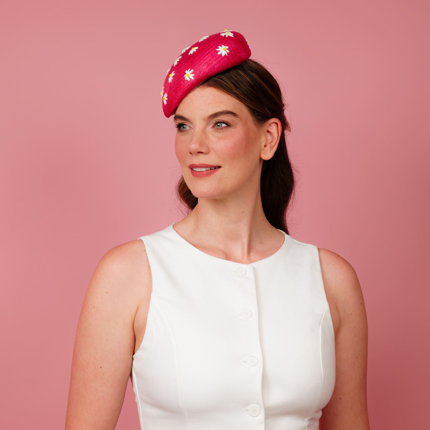 Auora beret in pink with embroidered daisy
