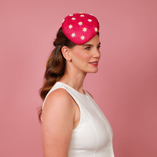 Auora beret in pink with embroidered daisies