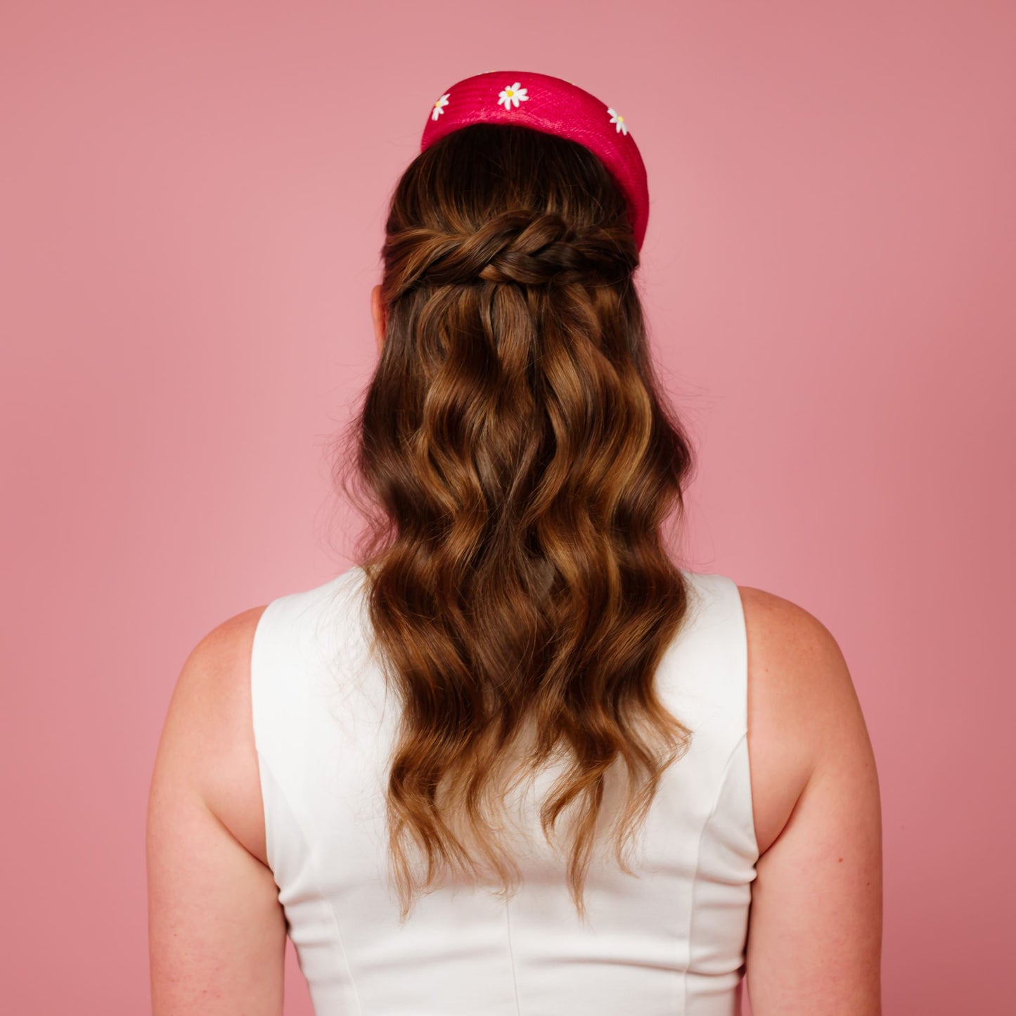 Auora beret in pink with embroidered daisy